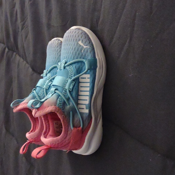 Pumas Girls Toddler Size 6 - Picture 3 of 5